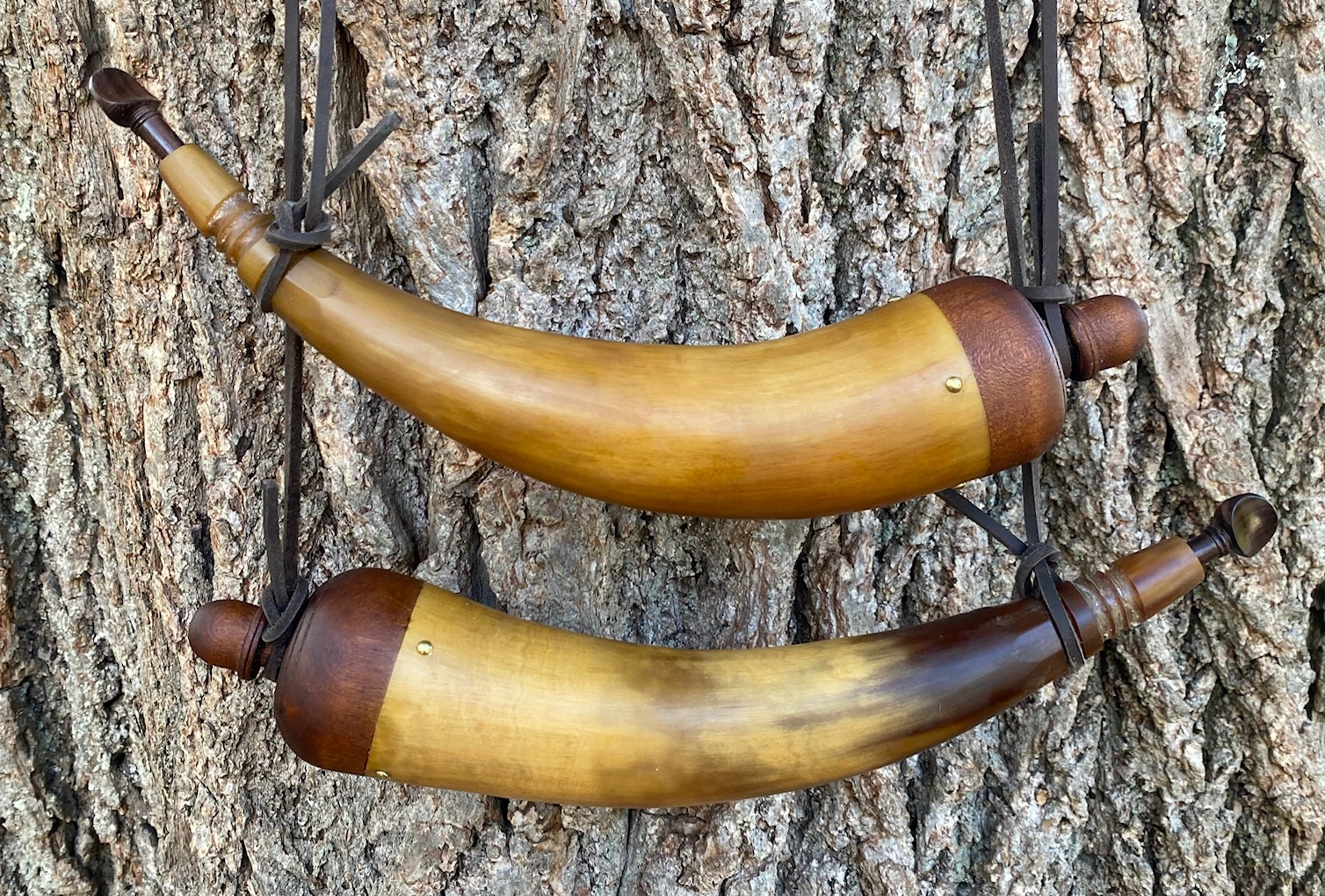 02-375 Cureton© Deluxe Medium Powder Horn - Powderhorns and More